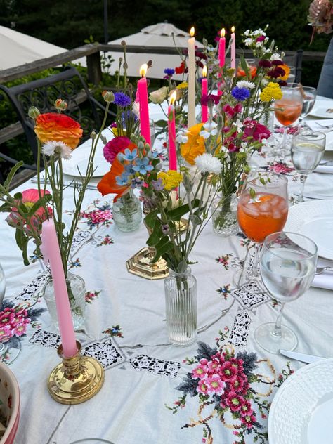 Colourful Dinner Party Table Settings, Hippy Dinner Party, Lunch Flowers Table Settings, Lantern Dinner Party, Whimsical Outdoor Dinner Party, Table Design Party, 1970s Garden Party, Dinner Party Flower Arrangements Simple, Park Dinner Party