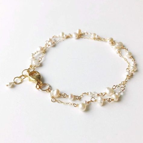 Dainty Pearl Bracelet, Delicate Gold Bracelet, Hand Jewelry Rings, Gold Pearl Bracelet, Pearl Bracelet Gold, Dainty Gold Bracelet, White Bracelet, Jewellery Sketches, White Bracelets