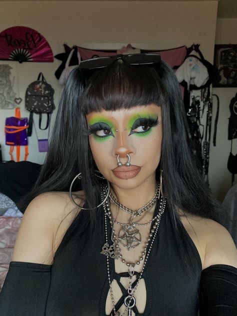 Green Goth Makeup Looks, Alt Green Makeup, Green Alt Makeup, Goth Brows, Drag Makeup For Women, Green Goth Makeup, Glam Goth Makeup, Cybergoth Makeup, Eccentric Makeup