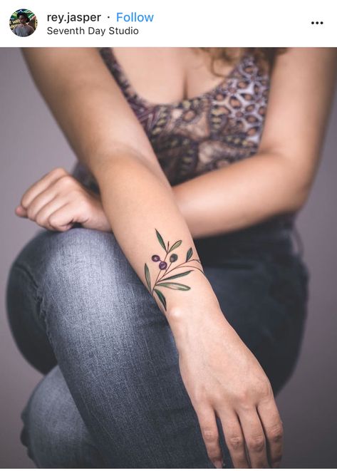 Olive Tattoo, Wrist Bracelet Tattoo, Meaningful Wrist Tattoos, Flower Wrist Tattoos, Inspiration Tattoo, Latest Tattoos, Small Wrist Tattoos, Wrist Tattoos For Women, Tattoo Bracelet