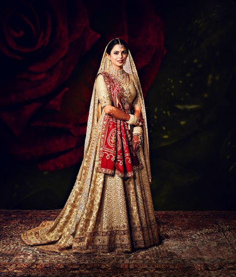 Isha Ambani Wedding, Ambani Wedding, Isha Ambani, New Lehenga, Latest Bridal Lehenga, Bridal Dupatta, Indian Bride Outfits, Bridal Lehenga Collection, Lehenga Collection