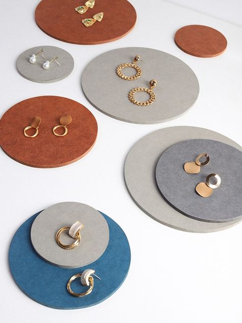 Rings Display Ideas, Jewellery Plate, Modern Jewelry Display, Minimalist Jewelry Display, Stud Earring Display, Cosmetics Organizer, Rings Display, Brooch Display, Bags Colorful