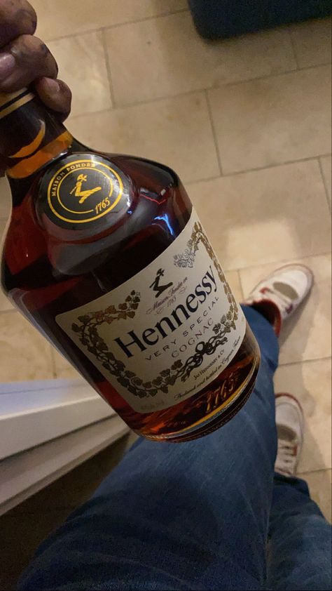 Hennessy And Red Bull, Hennessey Aesthetic, Hennessy Aesthetic, Bottle Of Hennessy, Shots Alcohol Recipes, Hennessy Bottle, Pretty Alcoholic Drinks, Shots Alcohol, Fruity Drinks