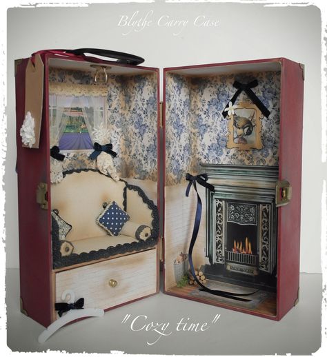 https://flic.kr/p/pUkj6U | Custom Blythe Doll carry Case | Ooak "Cozy time" case Diy Doll Trunk, Doll Trunk, Dollhouse Design, Doll Closet, Doll Case, Doll House Crafts, Doll Display, Barbie Diy, Doll Quilt