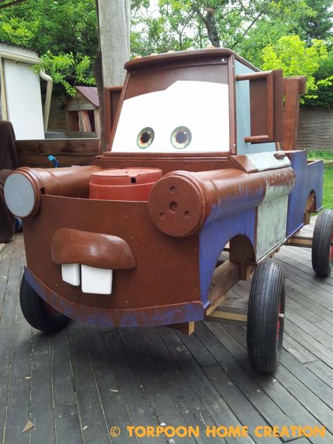 Original  There Was a Soapbox Racer, and He Decided to Make Mater (Cars) from Repurposed Pallets and Other Materials  #car #kids #palletdiyideas #reclaimedpallet #tutorial  If you're a regular reader of 1001Pallets, you may know Torpoon, one of our most talented contributor. Earlier this year, his city has announced a s... Pallet House Plans, Soap Box Racer, Soap Box Derby Cars, Weird Vehicles, Soap Box Cars, Pallet Kids, Mater Cars, Repurpose Pallets, 1001 Pallets