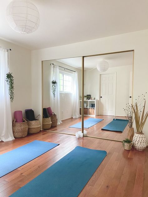 Wellness Room At Home, Sala Zen, Gym Room Ideas, Home Office And Gym, Pilates Room, Home Dance Studio, Home Yoga Room, Home Gym Inspiration, Small Home Gym