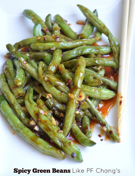 Love the Spicy Asian Green Beans at PF Changs? Make them at home easily. Korean Plates, Spicy Green Bean Recipes, Fresh Green Bean Recipes, Spicy Green Beans, Crispy Green Beans, Pf Chang, Green Beans With Bacon, Pf Changs, Steamed Green Beans