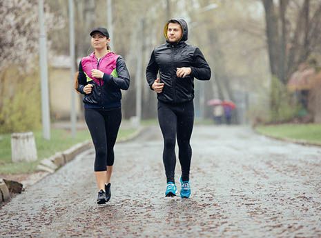 How to Make Running in the Rain a Little Less Miserable | ACTIVE Rain Outfit, Running In The Rain, Boston Marathon, Rain Poncho, To The Bone, Shower Cap, Good Attitude, Rainy Season, Running Tips