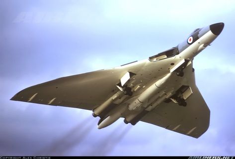 Avro 698 Vulcan B2 - UK - Air Force | Aviation Photo #2485181 | Airliners.net Avro Vulcan, Wwii Fighter Planes, Pilots Aviation, Wwii Fighters, Vintage Planes, Full Size Photo, British Aircraft, Navy Aircraft, British Military