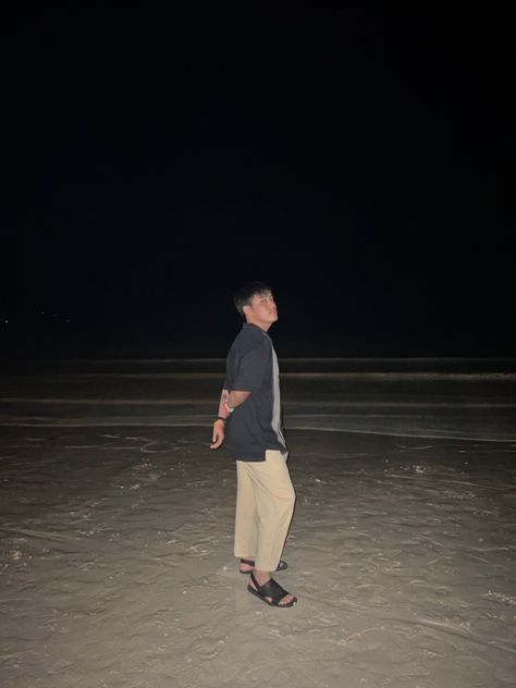 beach night fit for dates walks at the beach style guide style inspo Photos At Night, The Beach At Night, Wallpaper Video, Night Walks, Beach Boy, Iphone Wallpaper Video, Beach At Night, Boys Fits, Night Ideas