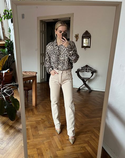 Animal Print Blouse Outfit, Animal Print Shirt Outfit, Animal Print Top Outfit, Beige Shirt Outfit, Leopard Shirt Outfit, Beige Jeans Outfit, Print Blouse Outfit, Printed Top Outfit, Printed Shirt Outfit