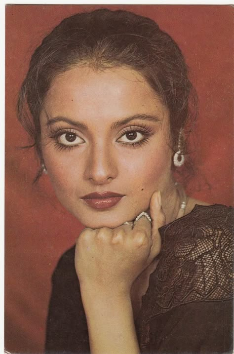 #Rekha Rekha Actress Style, Retro Bollywood Fashion, Rekha Saree, Poonam Dhillon, Rekha Actress, Kareena Kapoor Pics, Vintage Photography Women, 90s Actresses, Retro Bollywood