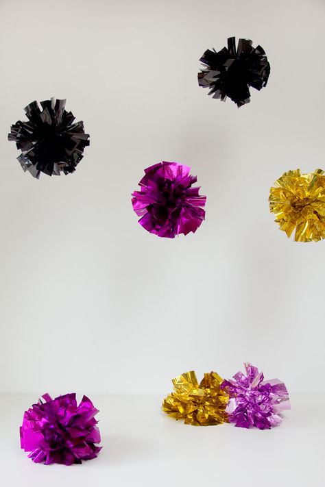 DIY Mylar Fringe Poms  {Studio DIY blog} Pom Pom Keychain Diy, Diy Nye Party, Cheer Gifts Diy, Diy Fringe, Diy Foil, Cheer Pom Poms, Diy Pom Poms, Diy Pom Pom, Pom Pom Keychain