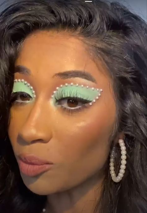 Pearl Makeup Look, Pearl Makeup, Green Pearls, Makeup Inspo, Face Paint, Carnival Face Paint, Makeup Looks, Carnival, Makeup