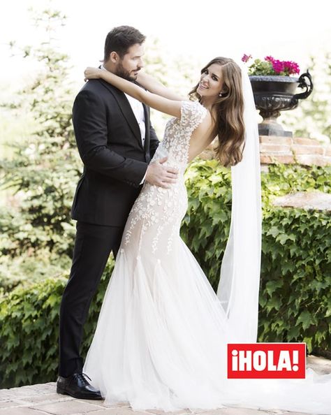 Su otro secreto mejor guardado el día de su boda fueron un velo de catedral confeccionado en exclusiva por la diseñadora canadiense Daphne Newman y sus zapatos bordados Clara Alonso, Makeup Storage, Bridal Designs, Real Brides, Veil, Wedding Gowns, Wedding Dresses Lace, Wedding Ideas, Actresses