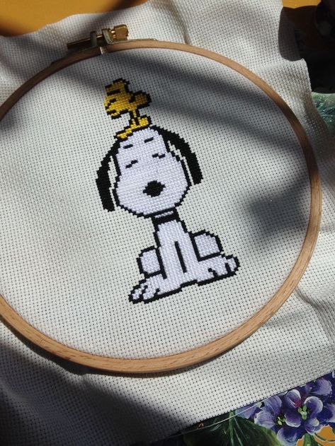 Snoopy Cross Stitch, Stitch Movie, Cross Stitch Fruit, Crochet Sweater Pattern Free, Pixel Crochet, Needlepoint Designs, Cross Stitch Cards, Crochet Lovers, Cross Stitch Patterns Free