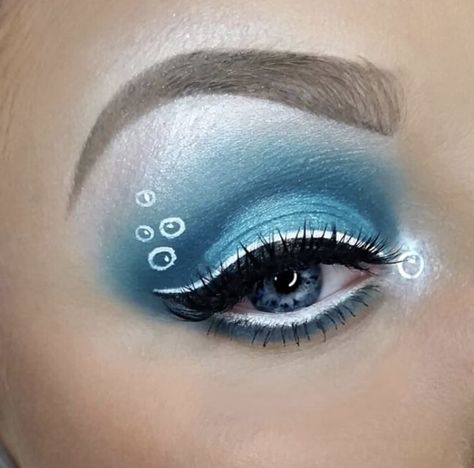 Cute Shark Makeup, Simple Mermaid Eye Makeup, Water Themed Makeup Look, Mersister Makeup, Ocean Eyeshadow Look, Shark Eye Makeup, Shark Halloween Makeup, Jellyfish Makeup Look, Water Theme Makeup