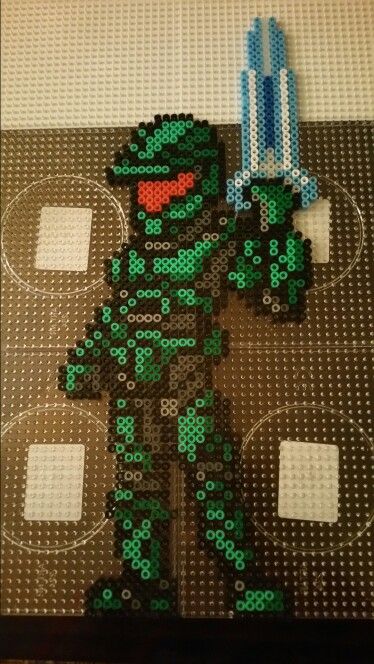 Masterchief halo - beads sprite perler Pixel Quilt Pattern, Melty Bead Designs, Pixel Quilting, Pony Bead Crafts, Pixel Beads, Fuse Bead Patterns, Hama Beads Design, Perler Crafts, Bead Sprite