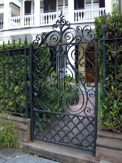 Pin by Mermaid on gates | Pinterest Gard Modern, Charleston Gates, Tor Design, Chair Chaise, Iron Garden Gates, Iron Gate Design, Wrought Iron Gate, Wrought Iron Fences, Front Yard Fence