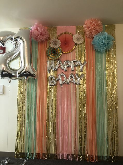 Birthday Table Backdrop, Diy Photo Booth Backdrop Birthday, Birthday Picture Backdrop Ideas, Photo Backdrop Birthday Party, 50th Birthday Photo Backdrop, Photo Wall Diy Party, Birthday Backdrop Without Balloons, Diy Birthday Party Backdrop, Photo Opp Wall