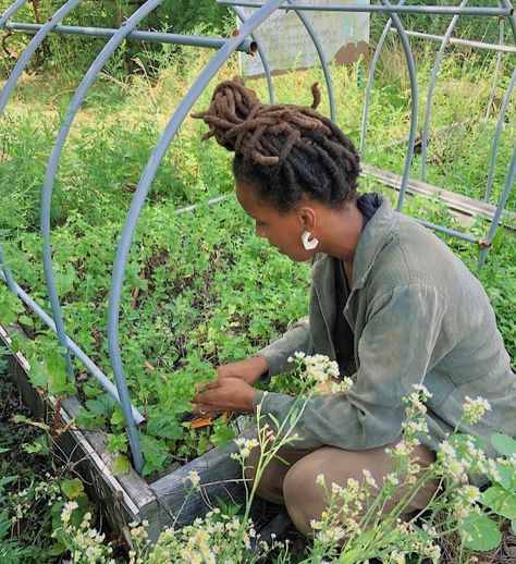 Gardening Black Woman, Environmentalist Aesthetic, Horticulture Aesthetic, Trellis For Clematis, Tower Trellis, Plant Lady Aesthetic, Woman Gardening, Women Gardening, Plant Tower