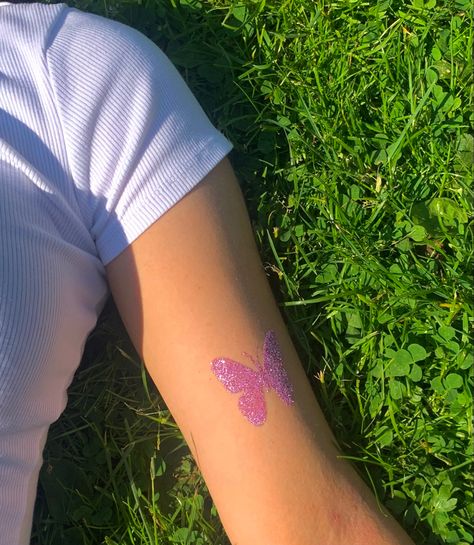 Glitter tatoo #glitter #aesthetic #glittertattoo Glitter Tattoo Aesthetic, Glitter Tattoo Ideas, Summer Aura, Dreamy Nostalgia, Midsummer Nights Dream Party, Glitter Henna, Kiss Tattoos, Glitter Aesthetic, Sweet 17