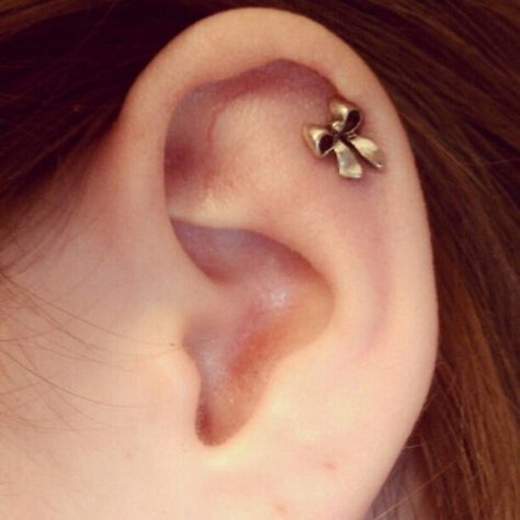 Cuff earing Pretty Piercings, Piercings Ideas, State Necklace, Flash Tattoos, Cute Piercings, Piercing Ideas, Body Piercings, Cartilage Piercing, Bow Earrings