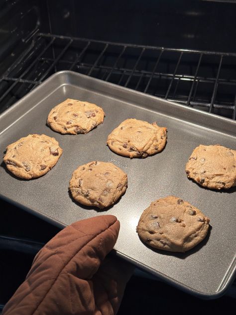 Baking Biscuits Aesthetic, Freshly Baked Cookies, Homemade Baking Aesthetic, Cookie Making Aesthetic, Baking Pictures Aesthetic, Messy Baking Aesthetic, Homemade Cookies Aesthetic, Cookie Baking Aesthetic, Cooking And Baking Aesthetic