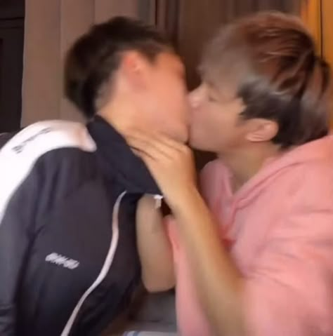 Gay Kiss Reaction Pic, Pregnant Omega Male, Men Kiss Reference, K-pop Men, Knee Pics, Male Body Claim, Cute Hispanic Boys, Two Boys Kissing, Bxb Couple