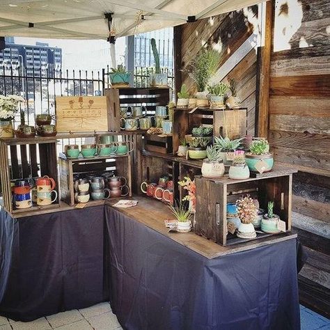 Wood Crate Display Ideas, Pottery Booth Display, Vendor Table Display, Craft Table Display, Booth Display Ideas, Craft Show Table, Craft Fair Table, Farmers Market Display, Apple Crate