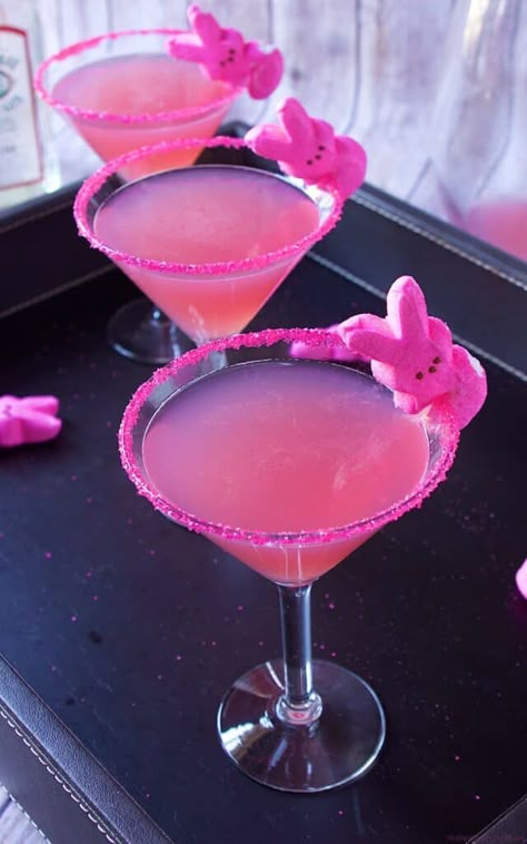 14 Deliciously Simple Easter Drinks » Lady Decluttered Easter Drink, Cocktail Pink, Easter Cocktails, Cocktails Vodka, Yummy Alcoholic Drinks, Fancy Drinks, Pretty Drinks, Think Food, Snacks Für Party