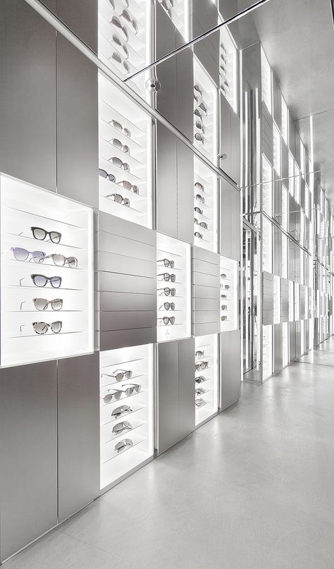 Butik Design, Eyewear Store Design, Glass Shelves In Bathroom, Glass Shelves Kitchen, Living Room Built Ins, Glass Store, Optical Shop, Showroom Design, Retail Store Design