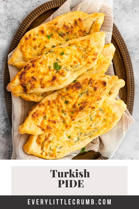 No knead, Turkish pide recipe with a vegan dough, and simple filling ideas. So easy! Just a few ingredients and you get Turkish style pizzas in no time. Video included! Vegan Dough, Healthy Chicken Sandwich Recipes, Pide Recipe, Turkish Pide, Crumb Recipe, Time Video, Chicken Sandwich Recipes, Healthy Chicken Dinner, Dough Ingredients