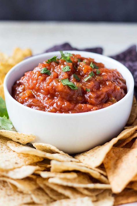 Easy Freezer Salsa | Yes, you can absolutely freeze salsa! This easy recipe combines ripe tomatoes, peppers, onions, spices and a few secret ingredients to make the BEST homemade salsa! Cook up a big batch, and then put in smaller containers to freeze for later use! #freezer #freezermeals #freezerfriendly #makeahead #easyrecipes #salsa #makeaheadmealmom Freezer Salsa Recipe, Freezer Salsa, Freeze Salsa, Instant Pot Salsa, Fresh Salsa Recipe, Tomato Dishes, How To Peel Tomatoes, Alfredo Recipe, Fresh Salsa