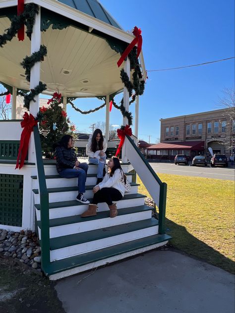 📍new milford, connecticut #gilmoregirls New Milford Connecticut, Milford Connecticut, Dream Places, Stars Hollow, Netflix And Chill, Connecticut, Places To Travel, Stars, Travel