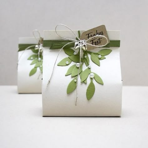 20 Perfect Ideas for Wrapping Gifts, Presents Decorations in Eco Style – Lushome Creative Gift Wrapping, Cadeau Diy, How To Make Box, Idul Fitri, Pretty Packaging, Wrapping Ideas, Creative Packaging, E Card, Christmas Gift Wrapping