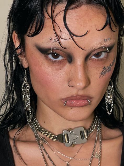 Alt Clubbing Makeup, Ethereal Grunge, Berghain Makeup, Night Makeup Looks, Cyberpunk Inspired Makeup, Techno Makeup, Experimental Makeup, Rave Makeup Ideas, Artistic Makeup Creative