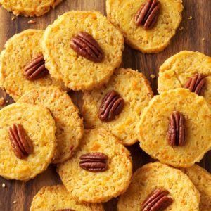 Cheese Crispies Recipe, Cheese Crispies, Homemade Crackers Recipe, Homemade Crackers, Christmas Food Gifts, Crunchy Snack, Crisp Recipe, Cheese Crackers, Low Carb Snacks