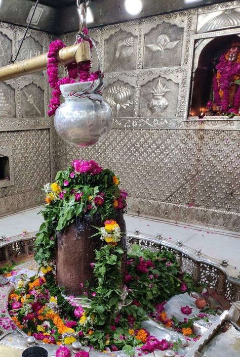 Shiv Mandir Aesthetic, Shiv Mandir Snap, Mahakaleshwar Shivling Hd Wallpaper, Mandir Snap, Mahakal Photo, Shiv Quotes, Mahakaleshwar Ujjain, Sanatan Dharam, Mahakal Pic Ujjain