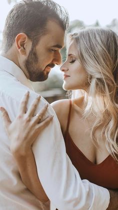 Prenup Photos Ideas, Pre Wedding Photoshoot Props, Fall Couples, Engagement Photography Poses, Wedding Photoshoot Props, Cute Engagement Photos, Couple Engagement Pictures, Pre Wedding Photoshoot Outdoor, Engagement Pictures Poses