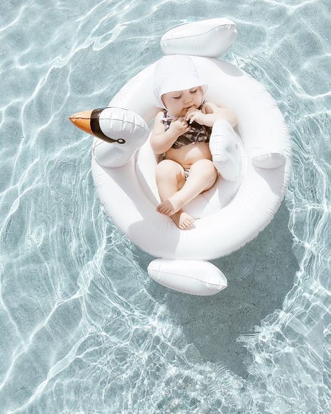 baby in a swan pool float = too cute Baby Fotografie, Foto Baby, Anais Nin, Poses References, Baby Photoshoot, Future Baby, Future Kids, Baby Fever, Baby Pictures