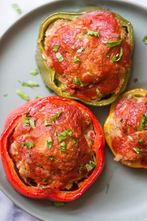 Bell Pepper Mini Meatloaf- these little turkey meatloaf are easy to throw together and a fun, healthy dinner that the whole family will enjoy! Meatloaf Stuffed Peppers, Mini Meatloaf, Mini Meatloafs, Bell Pepper Recipes, Turkey Meatloaf, Gobble Gobble, Onion Recipes, Low Glycemic, Peppers Recipes