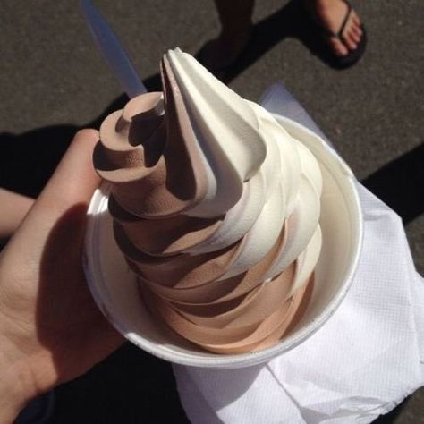 Ice Cream Tumblr, Ice Cream Aesthetic, Tumblr Summer, Swirl Ice Cream, Cream Aesthetic, Soft Serve Ice Cream, Vanilla Chocolate, Chocolate Ice, Food Drinks Dessert