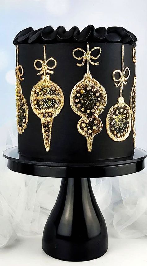 Black Christmas Cake, Winter Cake Ideas, Black Buttercream, Cake Winter, Ornament Cake, Wedding Color Palettes, Metal Cake Stand, Themes Wedding, Christmas Cake Designs