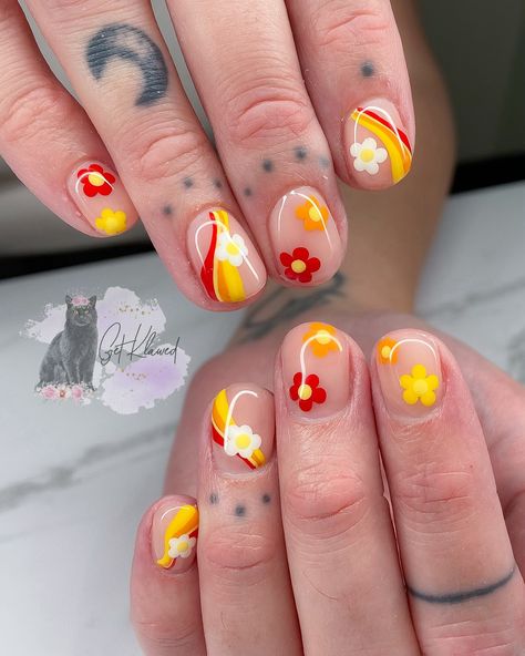 Throwing it back with retro vibes and funky designs! 🌸✨ These bold colors are bringing all the groovy feels. Who else is ready for a nail trip to the past? 💅🏻🎨 Inspo: @nailartbysofia_ #RetroNails #nailart #fallnails #fallnailinspo #shortnails #shortnailinspo #LEBrandAmbassador #GetKlawed #480nails #aznails #nailsmagazine #nails #nailsofinstagram #nailinspo #independentnailtech Pyrex Nails, 70’s Nails, Vintage Nails Design Retro, 50s Nails, 70s Nails, Bright Orange Nails, Classic Outfits For Women, Retro Nails, Vintage Nails