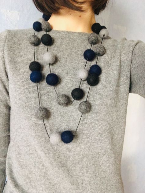 Felt Ball Necklace, Felt Ball Crafts, Wool Jewelry, Wool Necklace, Weaving Loom Diy, Felt Flowers Diy, Needle Felting Diy, Felt Necklace, Felt Beads