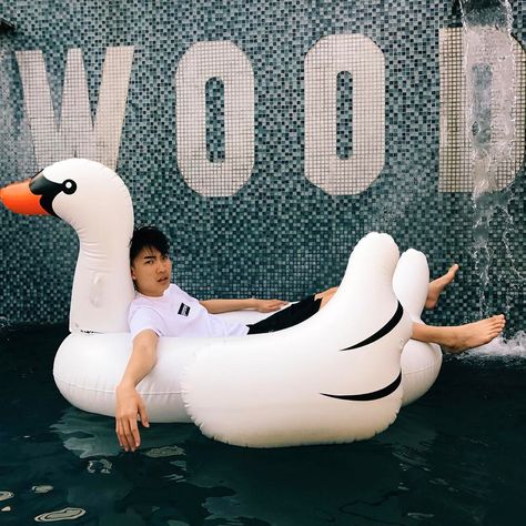 #RiceGum https://www.instagram.com/p/BSZ9E6ZA-wz/ Rice Gum, Interactive Video, In The Pool, Olaf The Snowman, Stranger Things, Pool Float, Gum, Tap, Dj