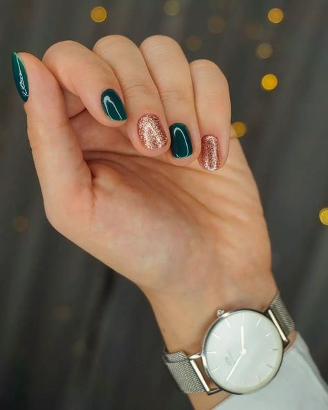 Nails Inspiration Holiday, Green Christmas Manicure, Natural Gel Nails Ideas Short Winter, Short Nails Color Ideas, Holiday Nails Inspiration, Simple Christmas Gel Nails, Winter Gel Manicure, Shellac Nails Winter, Christmas Nail Color Ideas