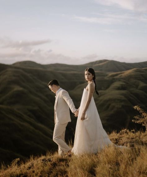 Mountain Prenup Photo Ideas, Mountain Prenup, Prewedding Bromo, Prenup Photos Ideas, Photo Moodboard, Engagement Pictures Beach, Bali Prewedding, Dress Poses, Pose Prewedding