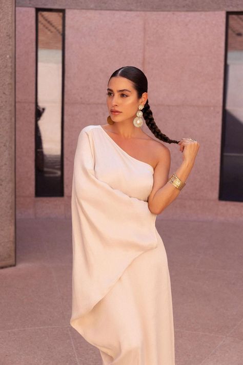 Rome Inspired Fashion, Kaftan Aesthetic, Etheral Outfit Ideas, Fancy Dinner Outfit Night, Casablanca Outfit, One Shoulder Kaftan Dress, Birthday Dinner Dress, Dubai Fashion Women, Simple Kaftan